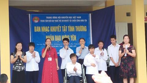 Giao lưu văn nghệ của Trường Tiểu học Phan Đình Phùng với Ban nhạc khuyết tật tình thương nhân đạo Hưng Yên