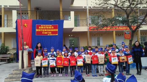 Hoạt động trao quà Tết cho học sinh có hoàn cảnh khó khăn nhân dịp Tết Nguyên Đán Canh Tý 2020 của Trường Tiểu học Phan Đình Phùng
