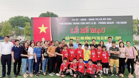 Đội bóng U10 trường Tiểu học Phan Đình Phùng đạt Huy chương Bạc Giải bóng đá U10 thị xã Mỹ Hào năm 2020.