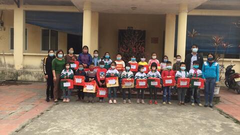 Trường Tiểu học Phan Đình Phùng tổ chức tặng quà Tết Nguyên đán Tân Sửu 2021 cho những học sinh có hoàn cảnh khó khăn
