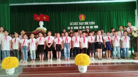 Liên đội trường Tiểu học Phan Đình Phùng long trọng tổ chức Lễ kết nạp Đội viên, năm học 2020 - 2021