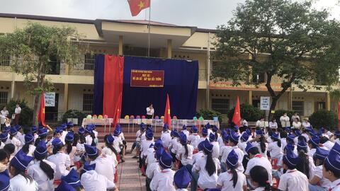 Liên đội Tiểu học Phan Đình Phùng tổ chức Ngày hội Mổ lợn đất - Giúp bạn đến trường